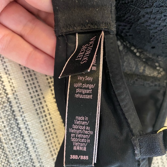 Victoria’s Secret Black Very Sexy Uplift Plunge - Picture 3 of 5